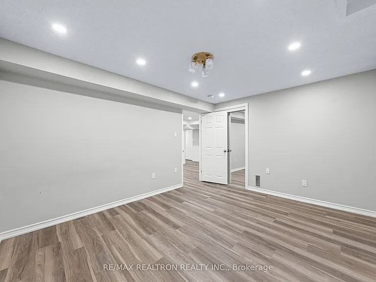 162 Walton Dr #BASEMENT — Photo 13