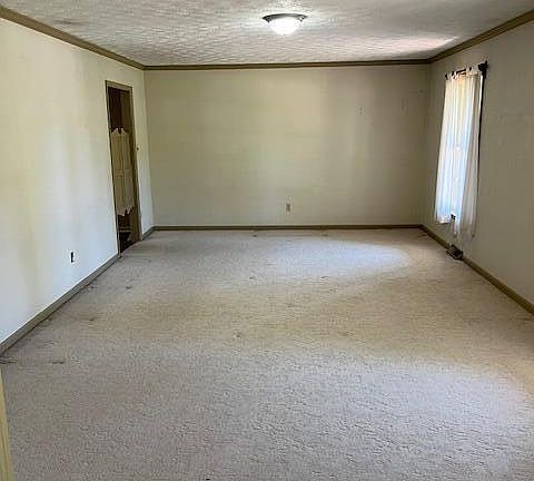 5th image of 104 Club Ln
