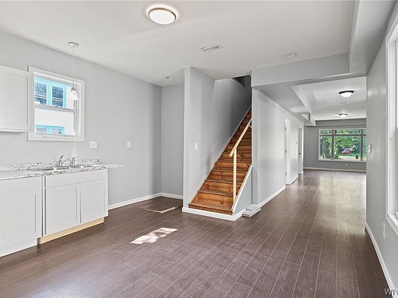 4th image of 33 Girard Pl