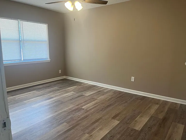813 Sorrells Dr — Photo 4