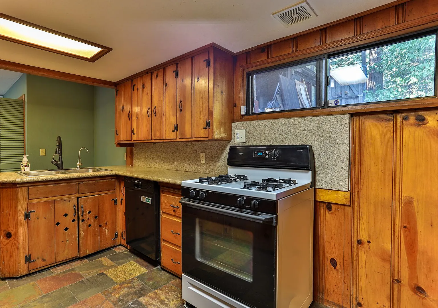 Close to town and Move in ready - 3 bedroom 1 bath + family room + 2 car garage — Photo 4