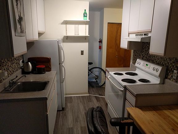 4th image of 1042 S Main St APT B1