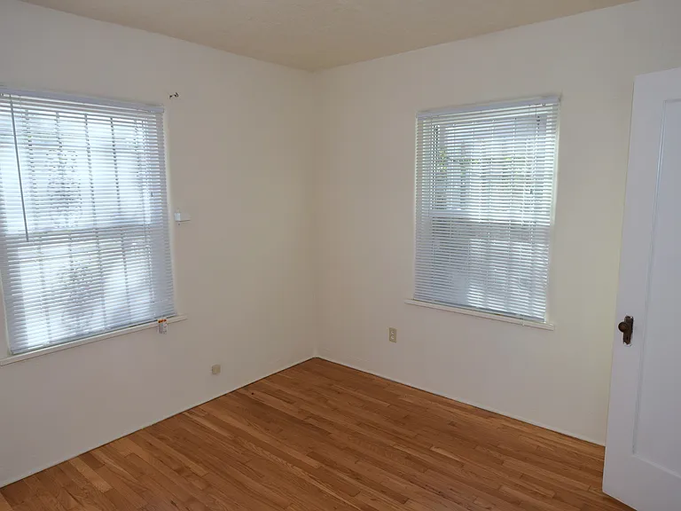 402 Girard Blvd SE — Photo 10