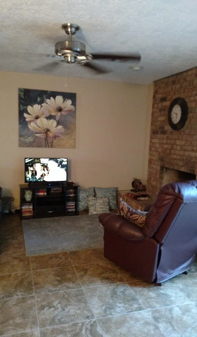 3 bed, 2.5 bath, 1600 sqft, $1,400 — Photo 3