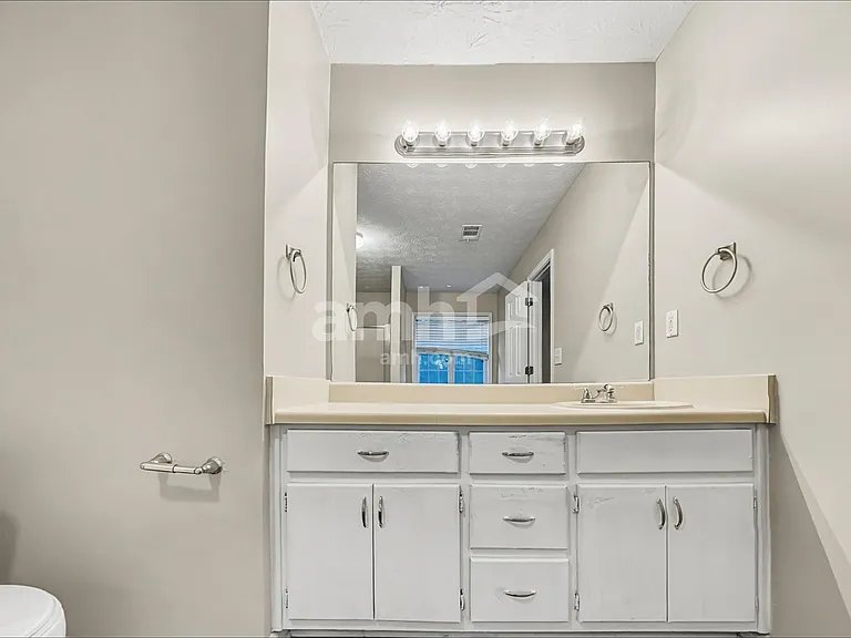 1500 Chalet Cir — Photo 11
