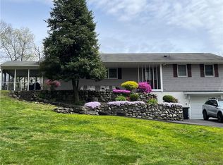 14 Lyndon Ln, New Windsor, NY 12553
