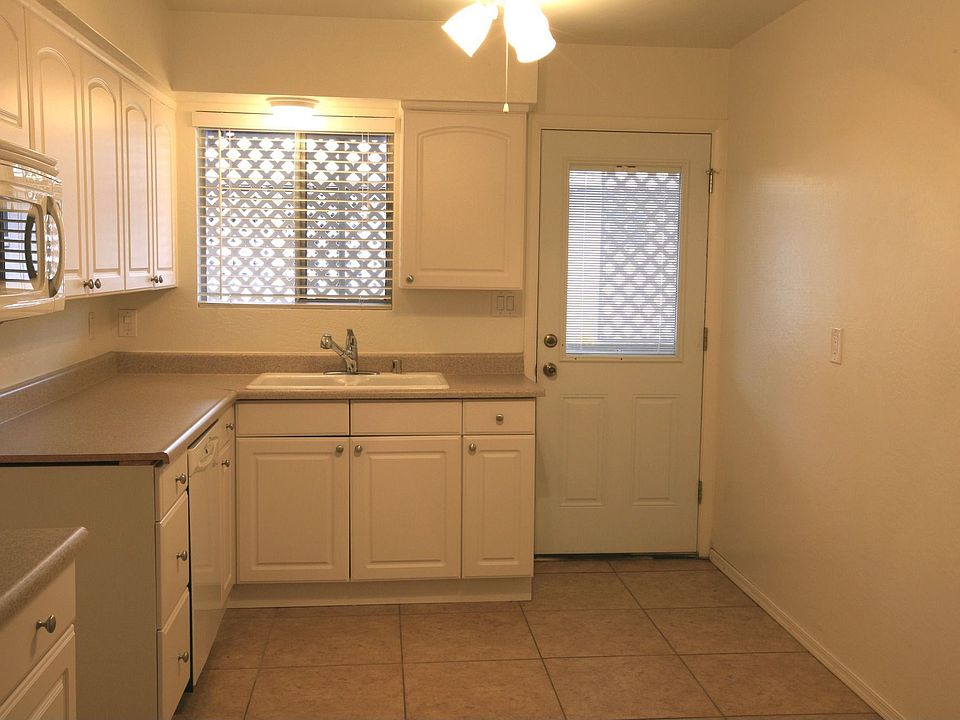 Updated Kitchen, newer tile, counters, appliances!
