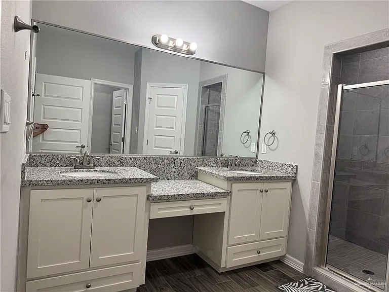 614 San Jacinto St — Photo 11
