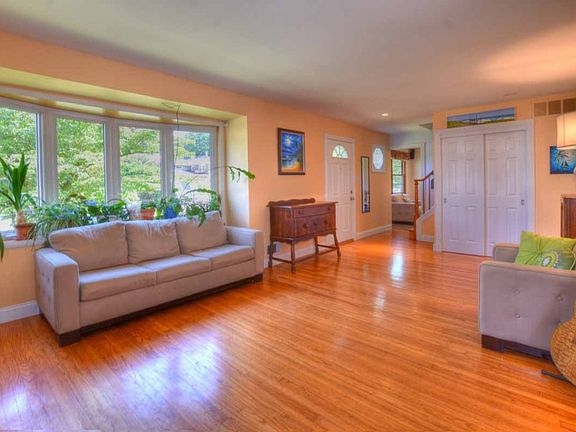 5th image of 301 Darwin Dr
