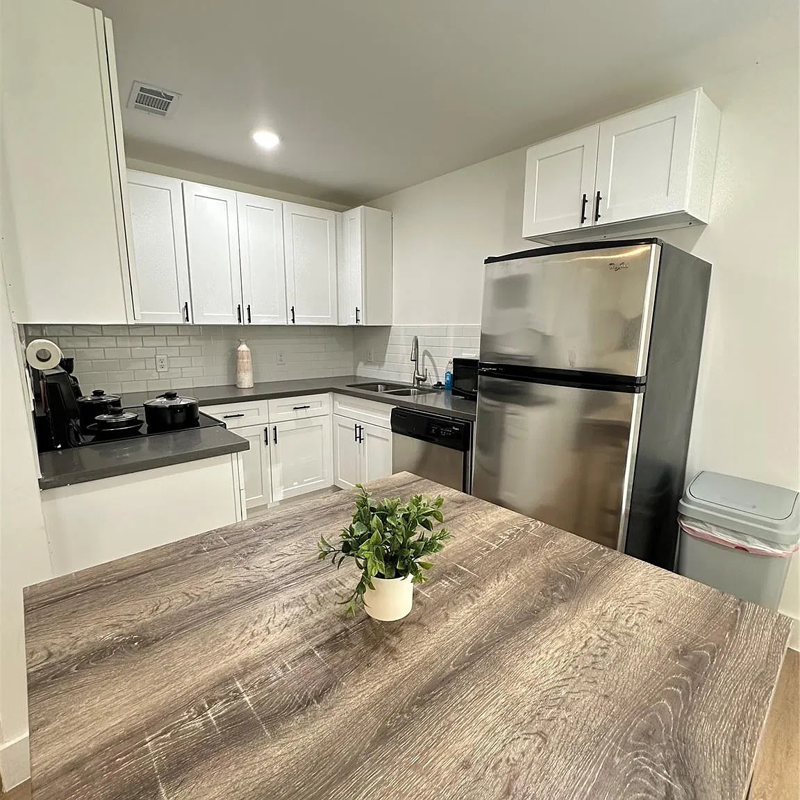 2 bed, 1.0 bath, 4588 sqft, $1,300 — Photo 4