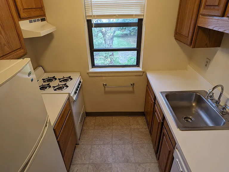 809 College St #23 — Photo 3