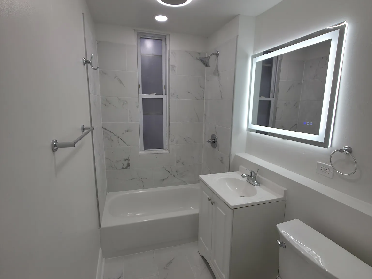 1726 N Sawyer Ave — Photo 2