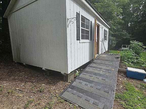 3rd image of 605 Lucas Rd