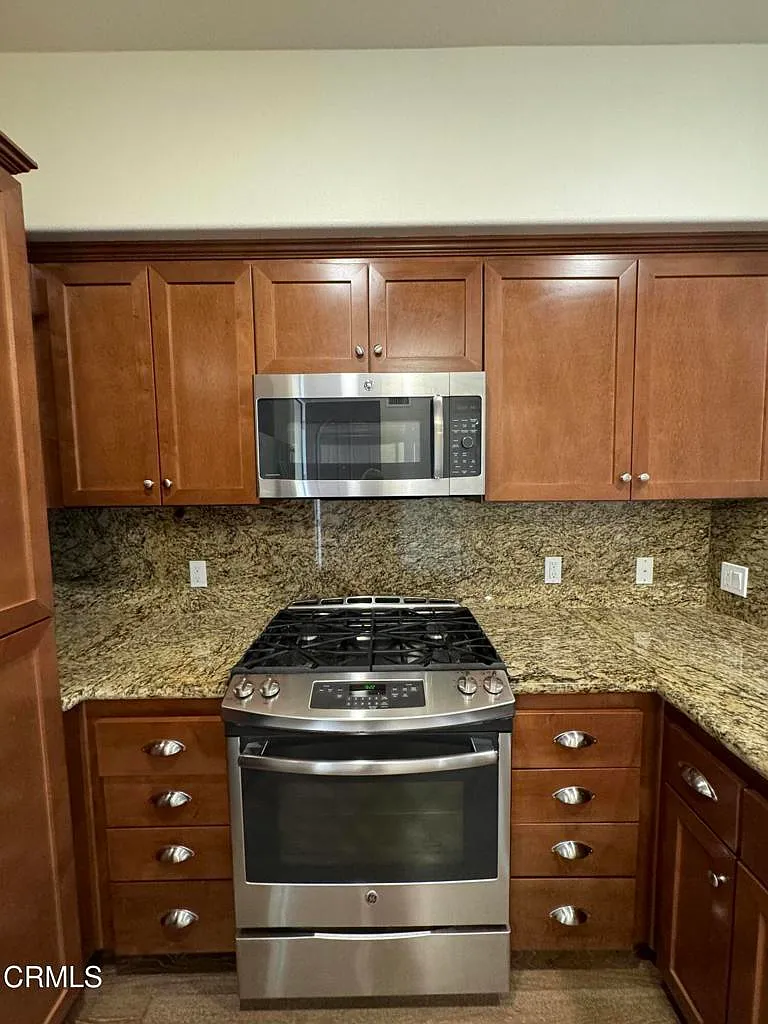 2 bed, 2.0 bath, 1060 sqft, $3,700 — Photo 3