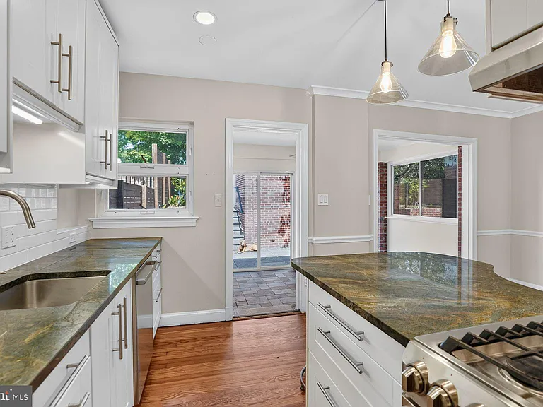 2333 Huidekoper Pl NW — Photo 7