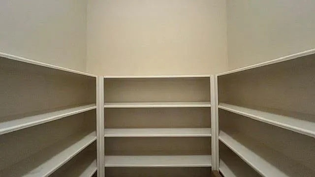 4 bed, 3.5 bath, 4050 sqft, $4,250 — Photo 4