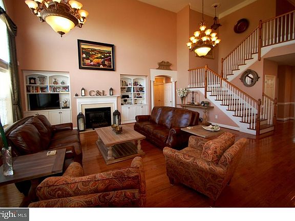 5th image of 104 W Crail Ct