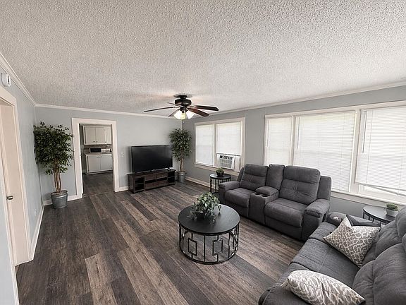 5th image of 404 Garnet St