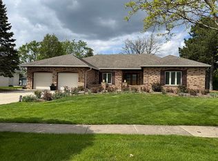 412 Stratford Ln, Willowbrook, IL 60527