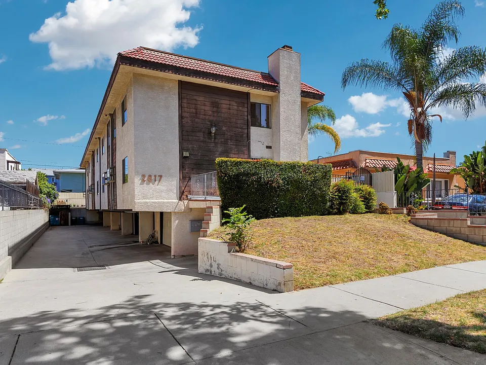 2817 W Grand Ave