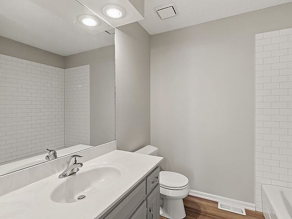 2nd image of 20 NW Lakeview Blvd APT B