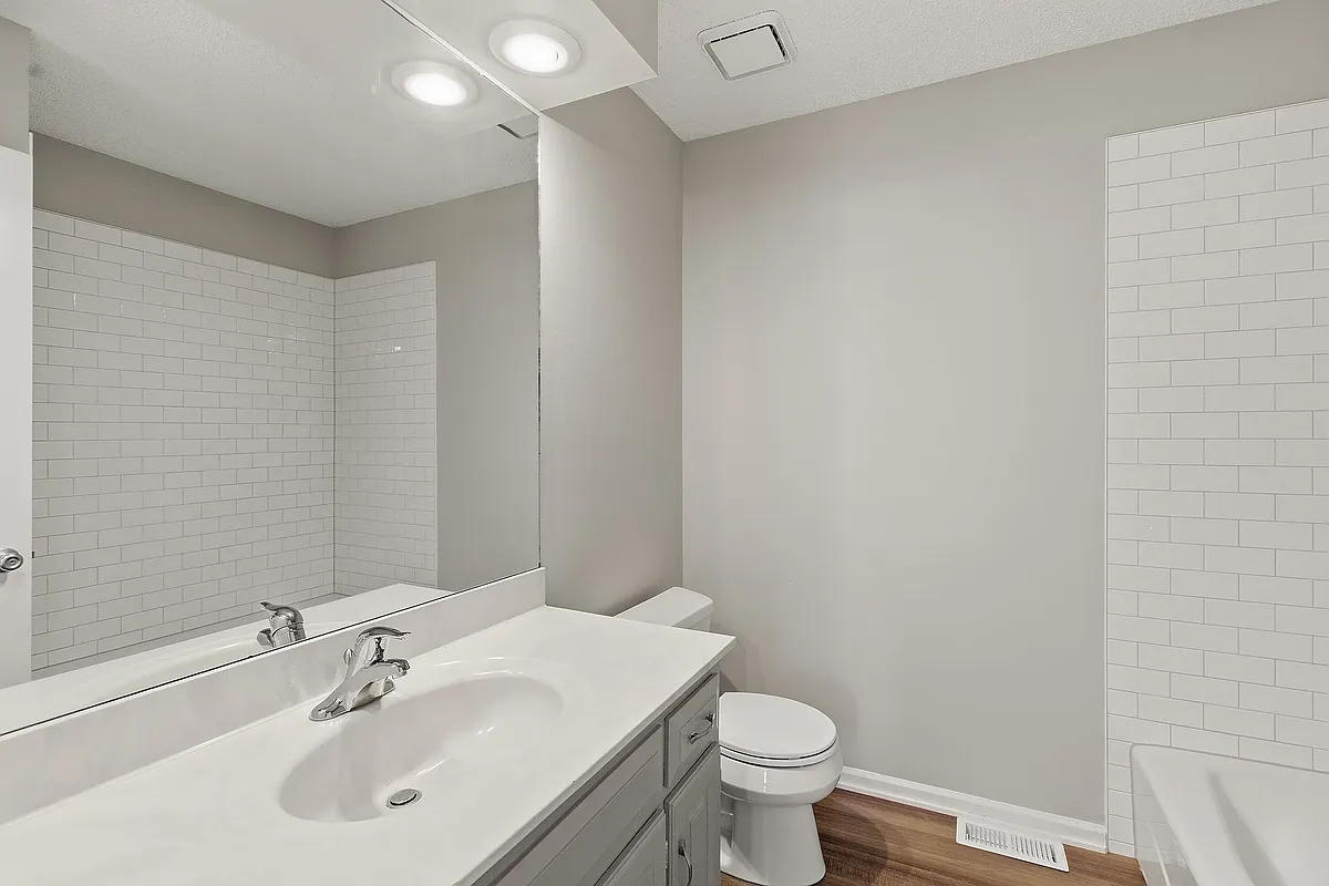 Building Photo - 20 NW Lakeview Blvd #B