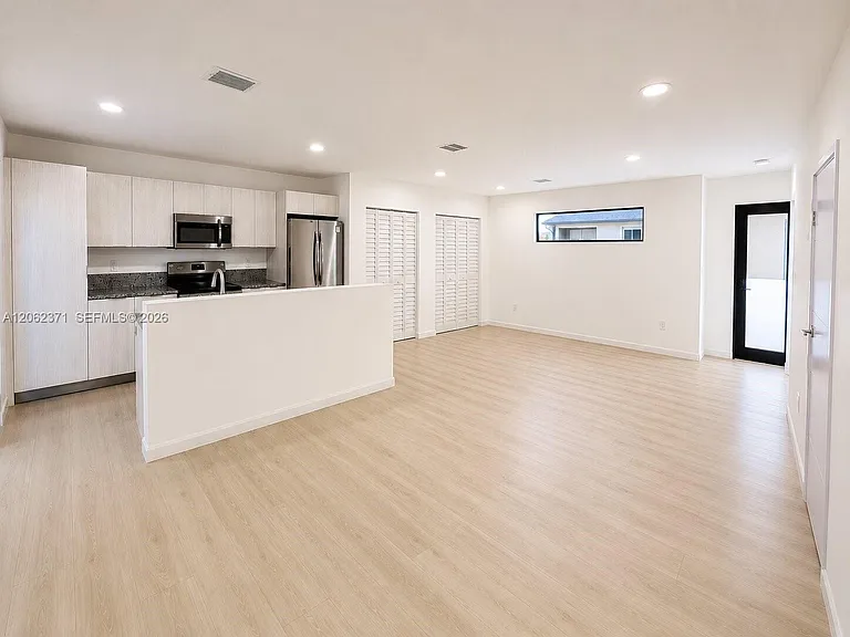 552 NW 7th St #6 — Photo 2
