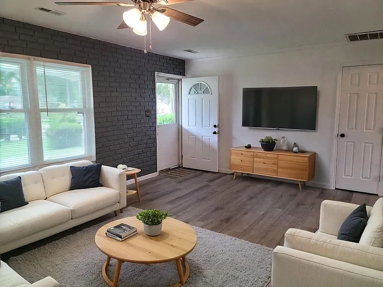 932 Gossman Dr — Photo 3