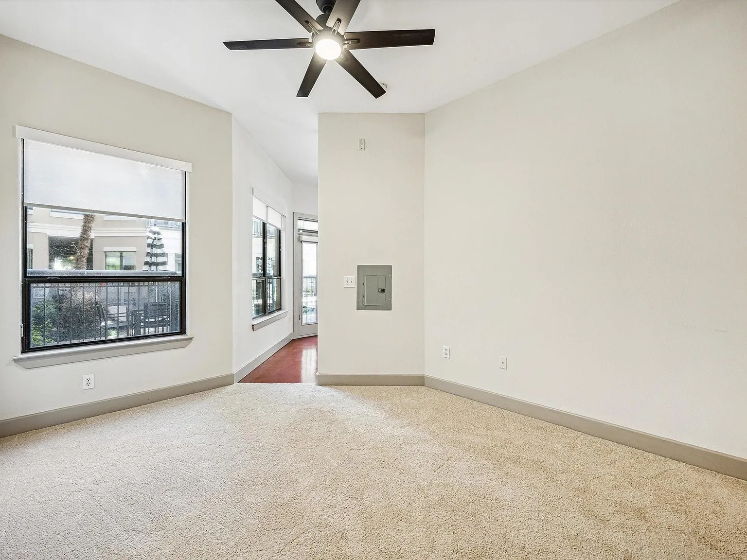 1 bed, 1.5 bath, 774 sqft, $1,749 — Photo 3