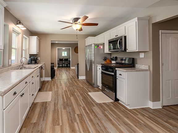 4th image of 615 E Grand Ave