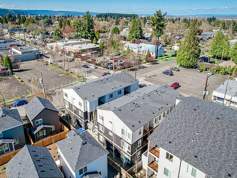 Lombard Apartments — Photo 18