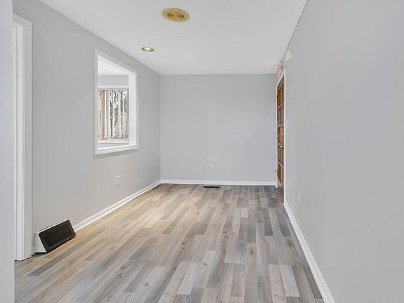 4th image of 571 Wolcott St #2