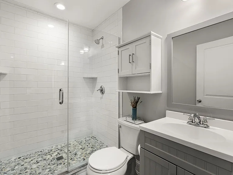 417 E 7th St #1 — Photo 14