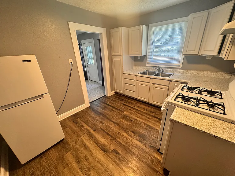 130 W Avenue D — Photo 8