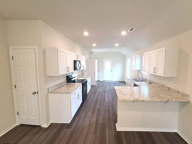 2504 E Illinois Aly — Photo 6