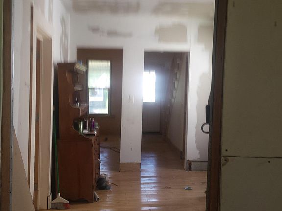 5th image of 112 Mason St
