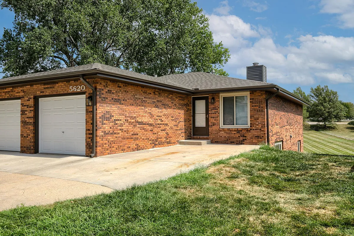 Photo 2 of 22 - 5620 S 38th St #5620 - Lincoln, NE Building Photo - 5620 S 38th St #5620
