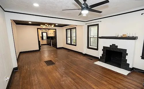 312 W Queen St Photo 1