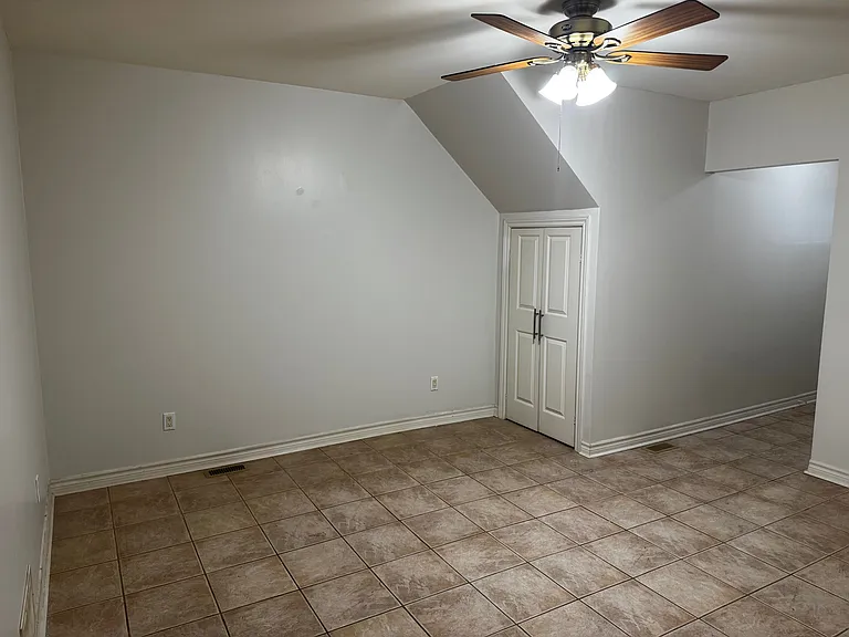 583 King St — Photo 14