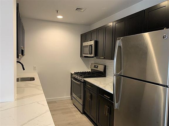 3rd image of 1024 Clinton St APT 404