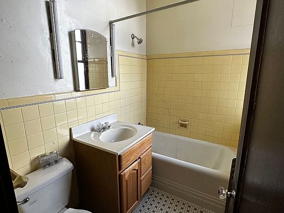 3rd image of 1 N Catlin St #102
