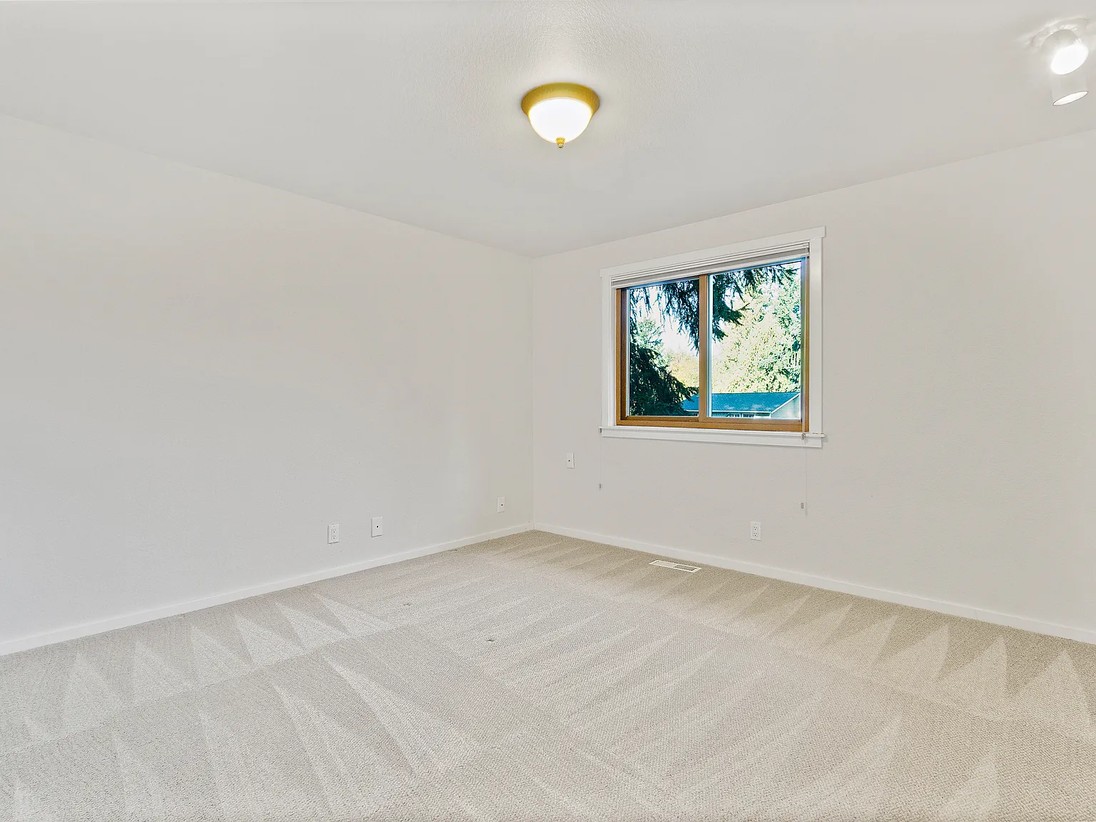 20439 NE 3rd St, Sammamish - 1 — Photo 3
