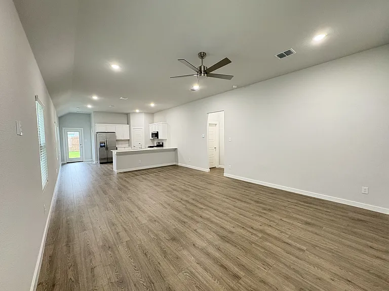 120 Greenbriar Dr — Photo 3