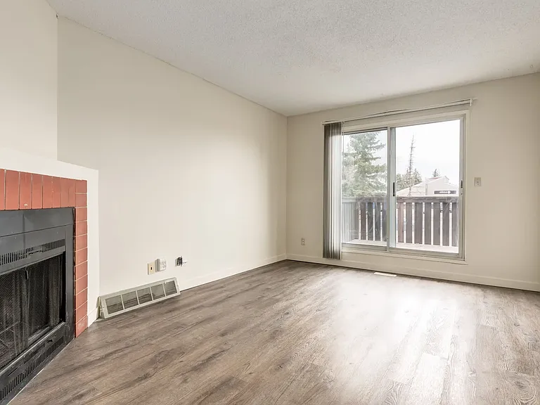 550 Rundlehorn Cir NE — Photo 2