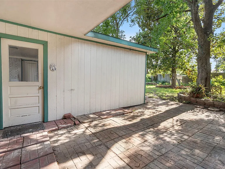 8903 Roos Rd — Photo 24