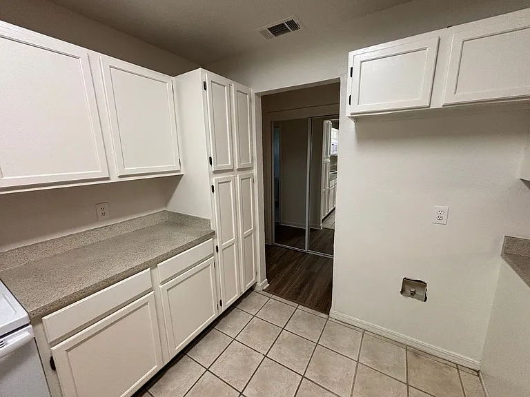 2514 Livingston Ln — Photo 17