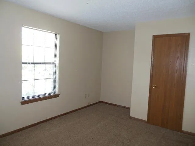 600 NE English Manor Dr #B — Photo 13