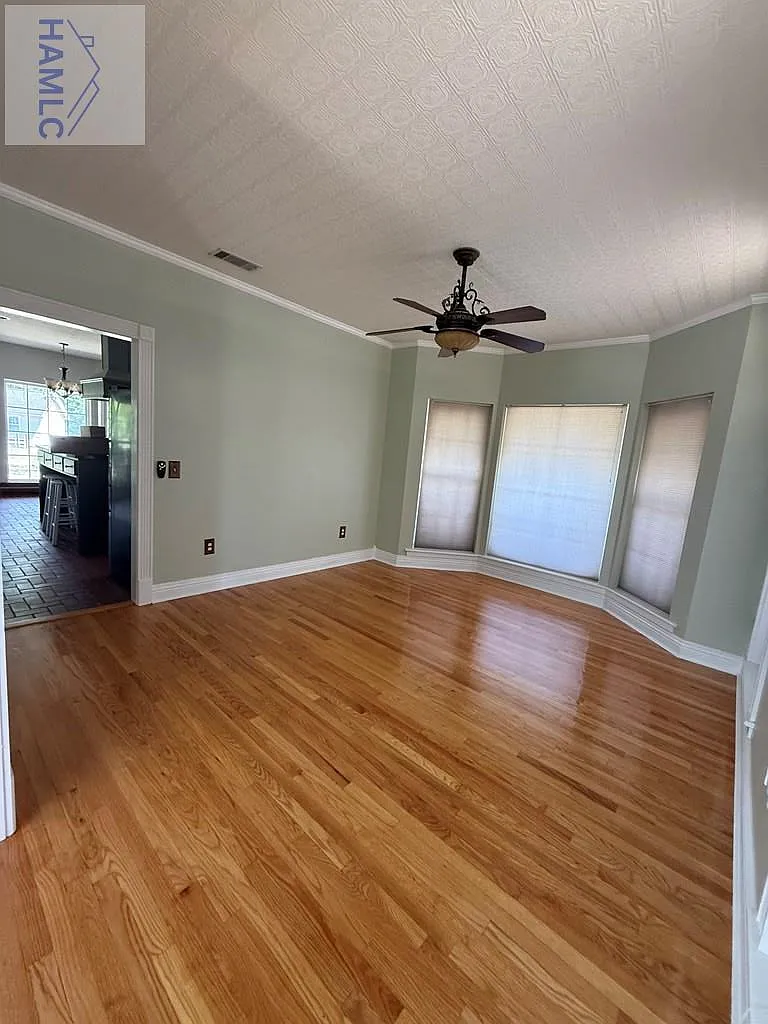 3 bed, 2.5 bath, 2712 sqft, $2,350 — Photo 4