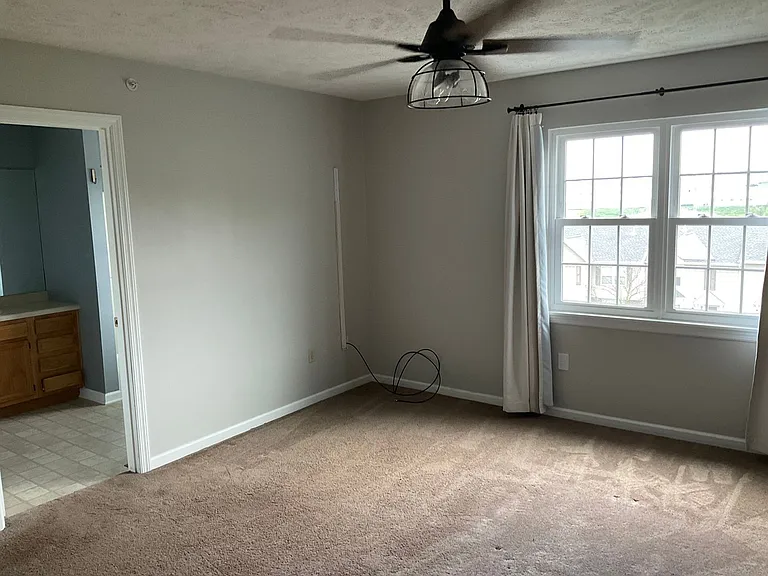1049 Royal Dr — Photo 24