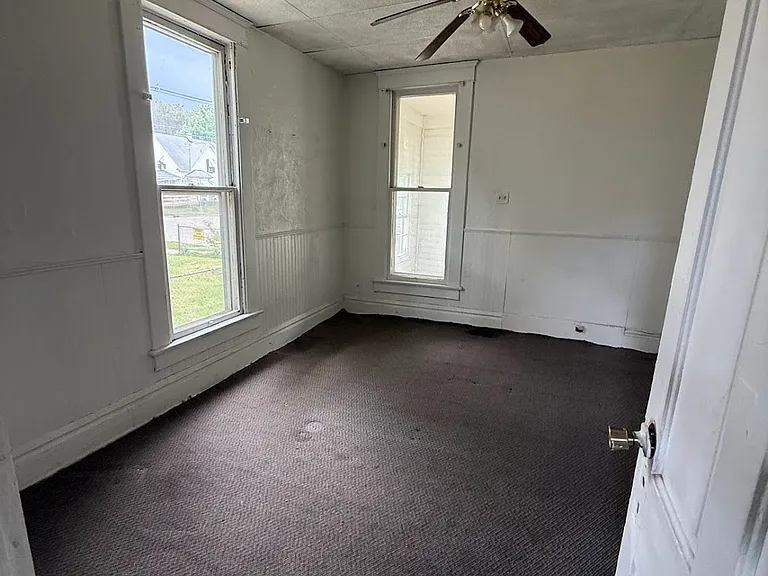 415 E Division St — Photo 11